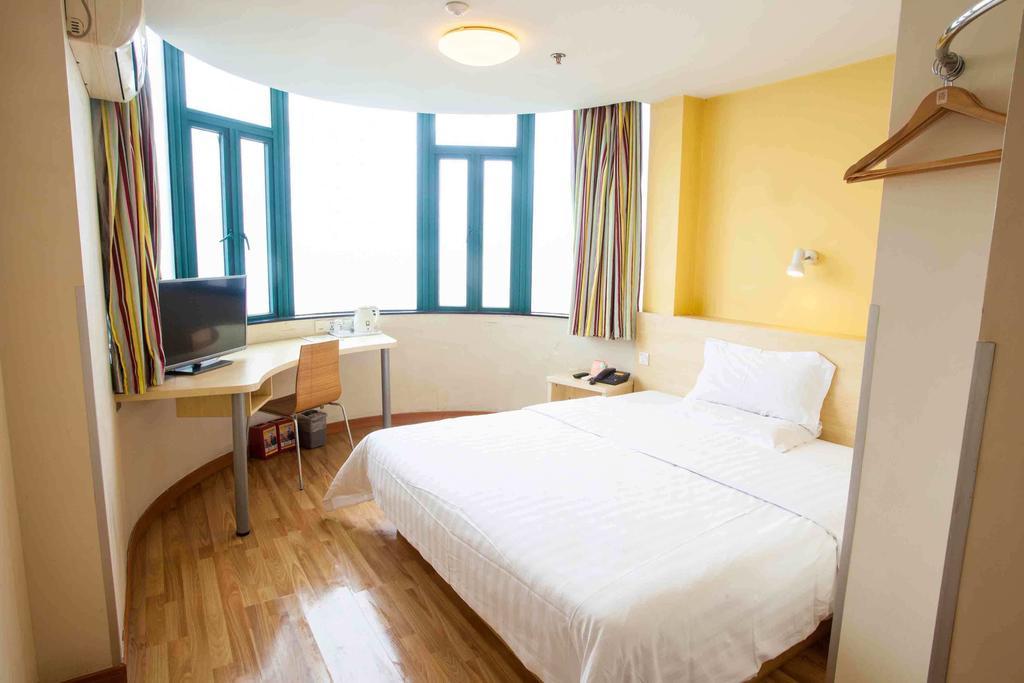 7Days Inn Wuzhou South Railway Station Cangwu Номер фото